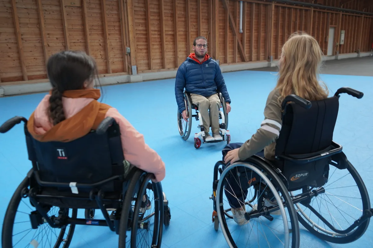 Paralympic-Stars Felix Frohofer und Chantal Cavin sind im Rahmen des Projekts «Stars in der Schule» in Uster, um Kindern Inklusion näherzubringen.